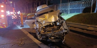 TEM Otoyolu’nda kamyonete çarpan otomobil bariyerlere çıktı: 2 yaralı