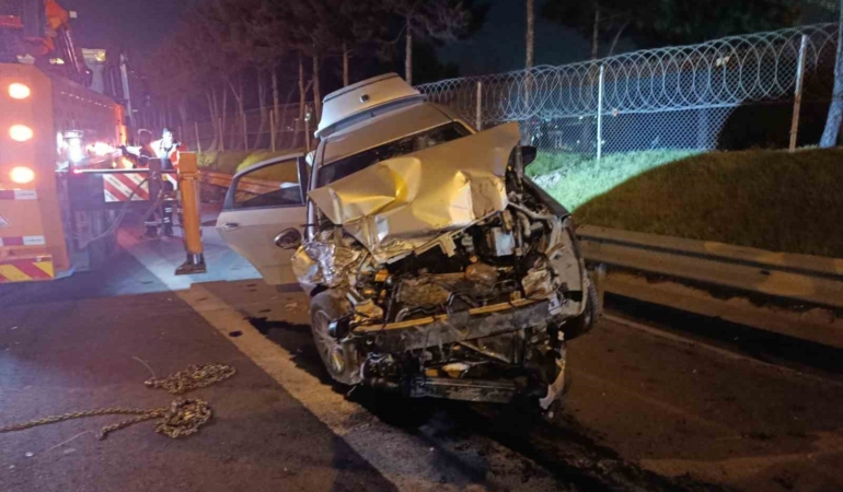 TEM Otoyolu’nda kamyonete çarpan otomobil bariyerlere çıktı: 2 yaralı