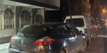 Avcılar’da şiddetli rüzgarda kopan 6 metrelik demir çubuk otomobile saplandı