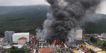 Ataşehir’deki fabrika yangını havadan görüntülendi