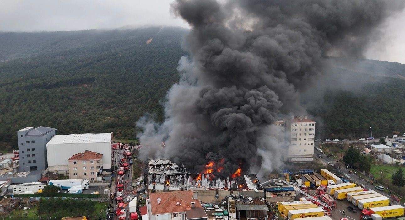Ataşehir’deki fabrika yangını havadan görüntülendi