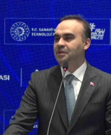 Bakan Kacır: "Etrafı ateş çemberiyle sarılı zor bir coğrafyada yer alan Türkiye, istikrar ve güven adresi olarak fırtınalara göğüs geriyor"