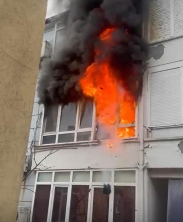 Yangın sırasında patlayan buzdolabı motoru evi harabeye çevirdi