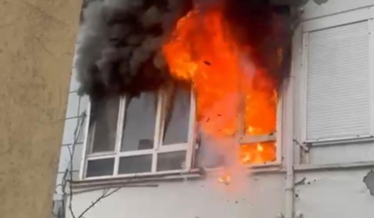 Yangın sırasında patlayan buzdolabı motoru evi harabeye çevirdi