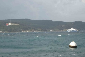 Çanakkale Boğazı lodos fırtınası nedeniyle transit gemi geçişlerine kapatıldı