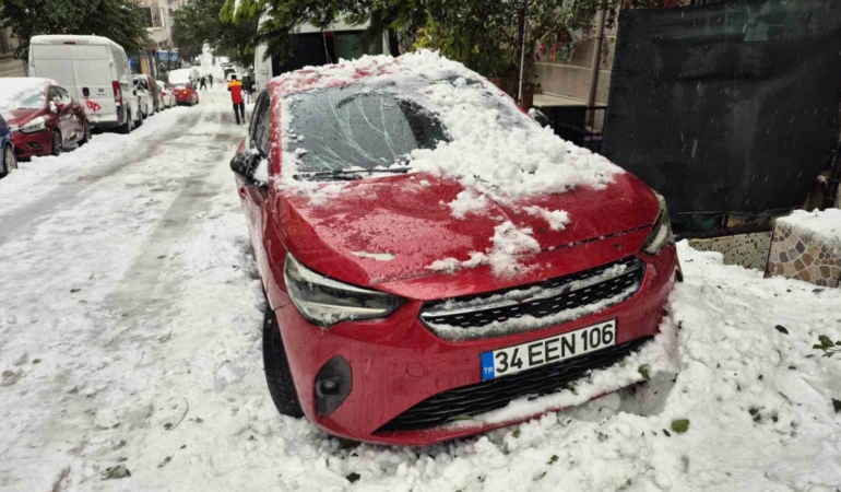 Sultangazi’de çatıdan düşen kar kütlesi park halindeki otomobile zarar verdi