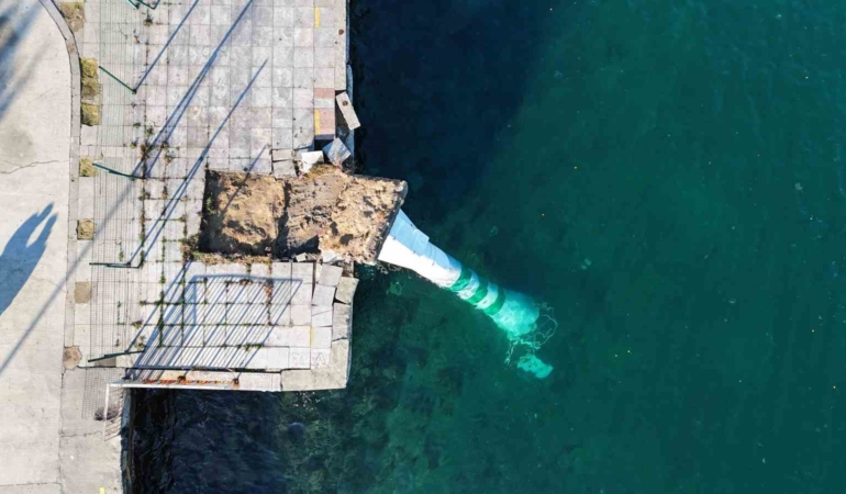 Fırtınanın etkisiyle devrilen deniz feneri havadan görüntülendi