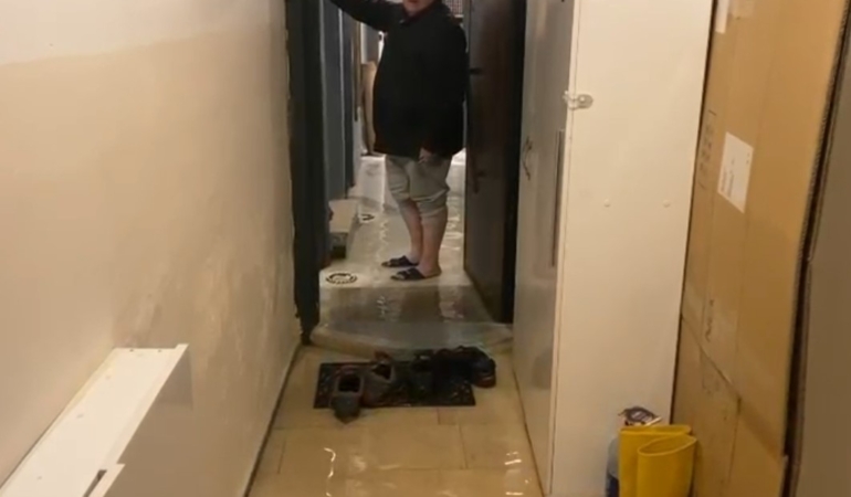 Arnavutköy’de sağanak yağışta ev ve iş yerlerini su bastı