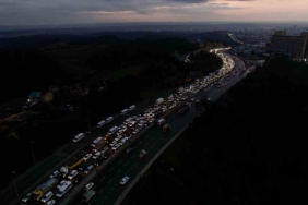 Başakşehir’de zincirleme kaza sonrası oluşan trafik yoğunluğu havadan görüntülendi