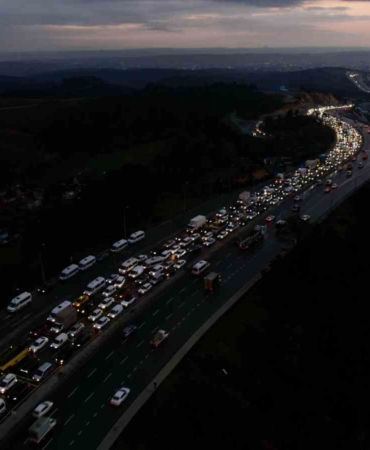 Başakşehir’de zincirleme kaza sonrası oluşan trafik yoğunluğu havadan görüntülendi
