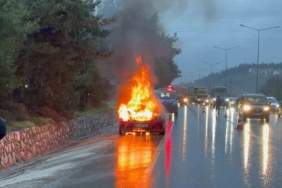 Motor arızası veren otomobil alev alev yandı