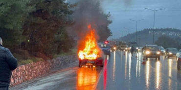 Motor arızası veren otomobil alev alev yandı