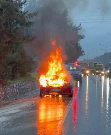 Motor arızası veren otomobil alev alev yandı