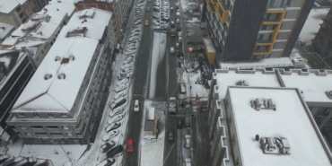 Esenyurt’ta kar yağışı etkili oluyor, beyaza bürünen bölge havadan görüntülendi