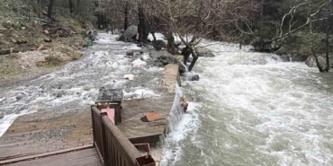 Kazdağların’da ani kar erimesi ve sağanak yağış nedeniyle dereler yataklarına sığmıyor