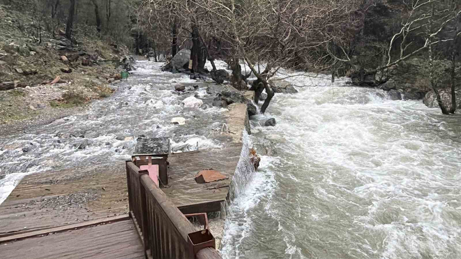 Kazdağların’da ani kar erimesi ve sağanak yağış nedeniyle dereler yataklarına sığmıyor
