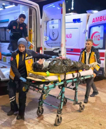 Bursa’da motosiklet yayalara çarptı: 1’i ağır 2 yaralı