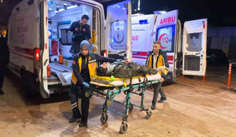 Bursa’da motosiklet yayalara çarptı: 1’i ağır 2 yaralı