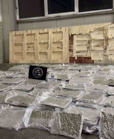 Kontrplaklar arasına gizlenen 700 kilo esrar sınırda ele geçirildi