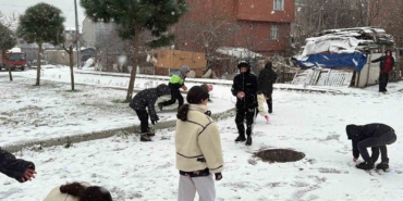 Arnavutköy’de çocuklar kar topu oynayarak tatilin tadını doyasıya çıkardı