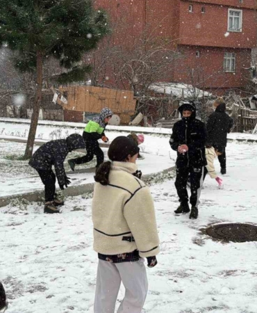Arnavutköy’de çocuklar kar topu oynayarak tatilin tadını doyasıya çıkardı
