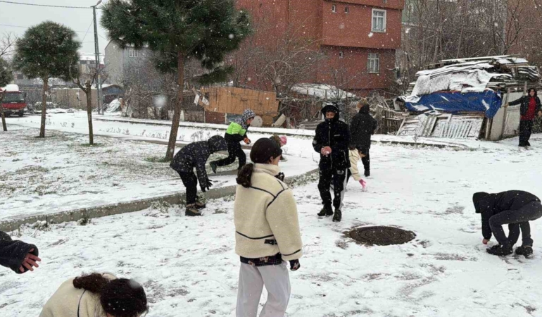 Arnavutköy’de çocuklar kar topu oynayarak tatilin tadını doyasıya çıkardı