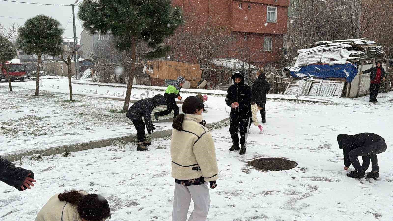 Arnavutköy’de çocuklar kar topu oynayarak tatilin tadını doyasıya çıkardı