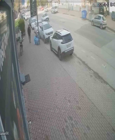 Şiddetli lodos tabelayı kopardı, facia kıl payı atlatıldı