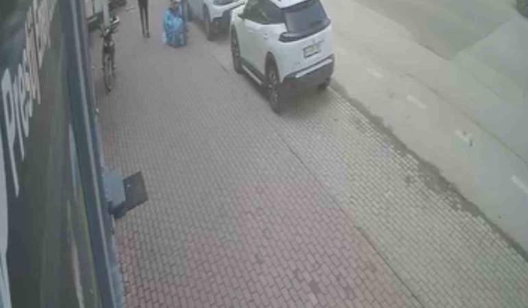 Şiddetli lodos tabelayı kopardı, facia kıl payı atlatıldı