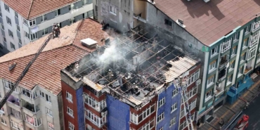 Esenler’de binanın en üst katında çıkan yangında alevler gökyüzüne yükseldi