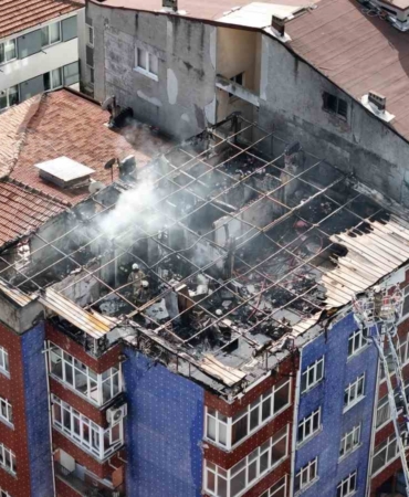 Esenler’de binanın en üst katında çıkan yangında alevler gökyüzüne yükseldi