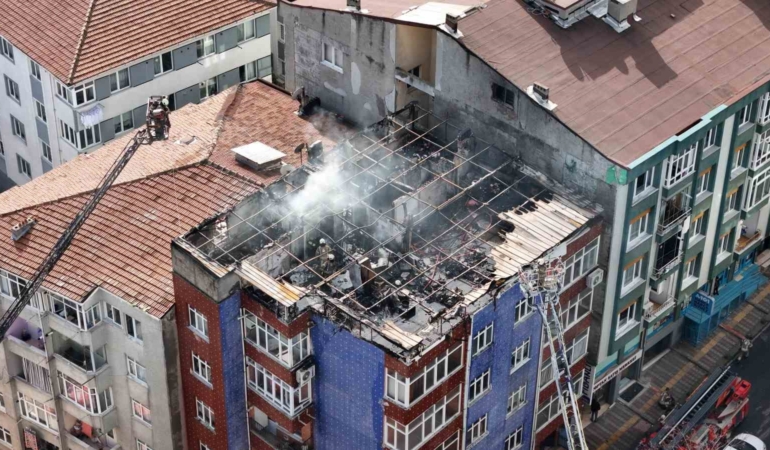 Esenler’de binanın en üst katında çıkan yangında alevler gökyüzüne yükseldi