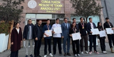 Ayvalıklı şef adayı öğrenciler İstanbul’dan 15 madalya ile döndü