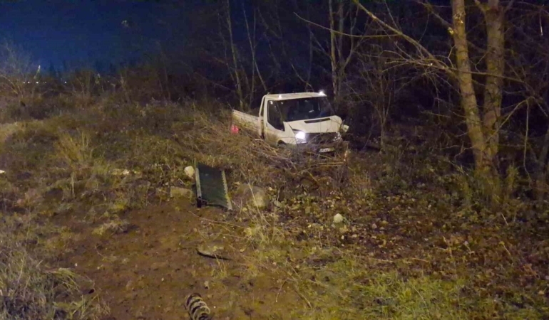 Bursa’da akıl almaz trafik kazası: Demir bariyerler araçların üzerine düştü