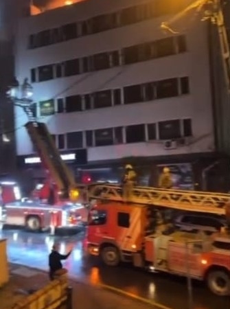 Kağıthane’de binanın çatısı alevlere teslim oldu