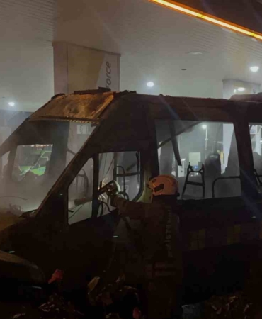 Kağıthane’de benzin istasyonunda 2 minibüs alev aldı