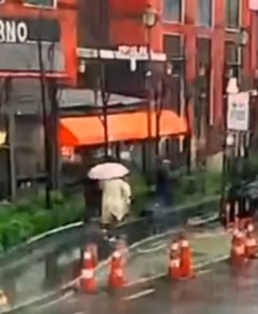 Beyoğlu’nda bir kadın fırtınada devrilen tabelanın altında kaldı