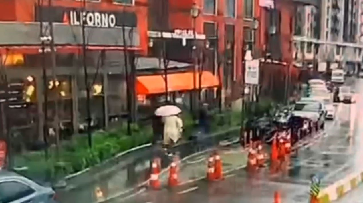 Beyoğlu’nda bir kadın fırtınada devrilen tabelanın altında kaldı