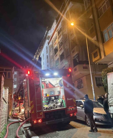 Bahçelievler’de çatı yangınındaki alevler yan binaya sıçradı