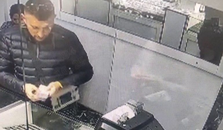 Bursa’da sahte altın vurgunu: Kuyumcuları dolandırdılar, kameralara yakalandılar