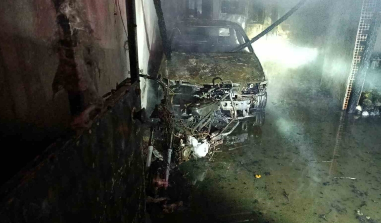 Çan’da çıkan yangında 1 otomobil ve 1 motosiklet yandı