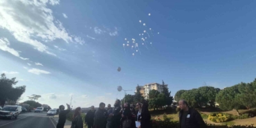 Sıla’nın hayatını kaybettiği yolda çelenkler bırakıldı, beyaz balonlar gökyüzüne bırakıldı