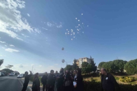 Sıla’nın hayatını kaybettiği yolda çelenkler dizildi, beyaz balonlar gökyüzüne bırakıldı