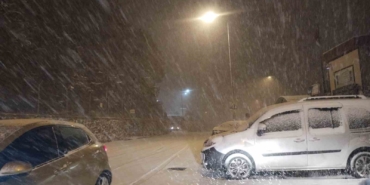 İstanbul yeni yıla karla girdi, yollar beyaza büründü