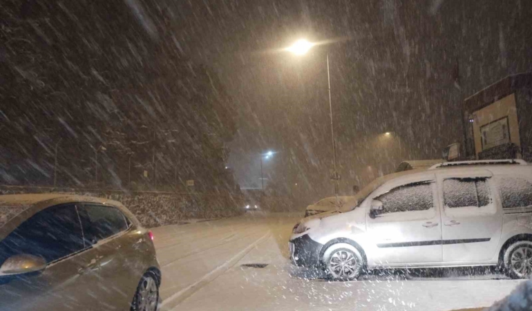 İstanbul yeni yıla karla girdi, yollar beyaza büründü