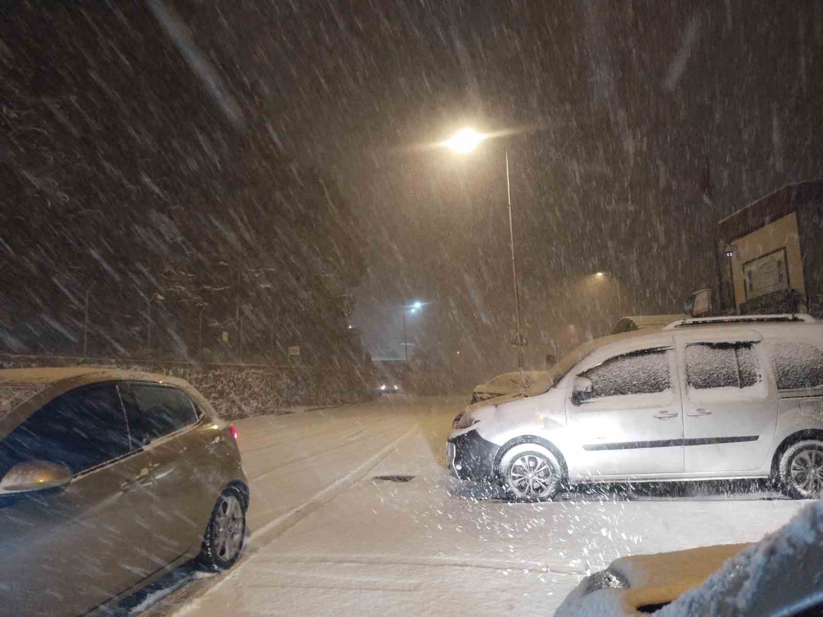 İstanbul yeni yıla karla girdi, yollar beyaza büründü