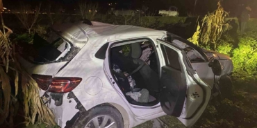 Bilecik’te otomobil tırlara çarptı: 2 yaralı