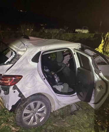 Bilecik’te otomobil tırlara çarptı: 2 yaralı