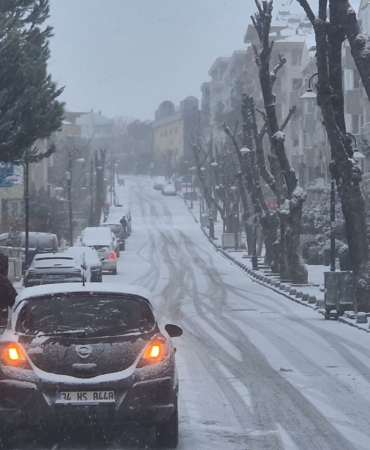 Silivri güne kar yağışı ile başladı