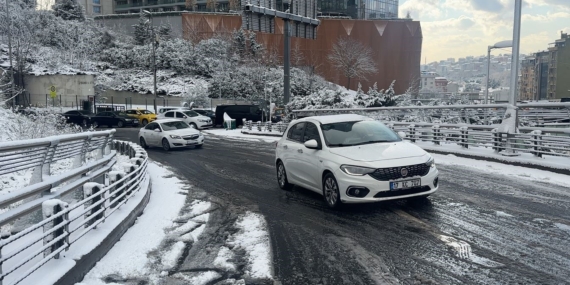 Beşiktaş’ta kar yağışı nedeniyle araç yolda kaldı